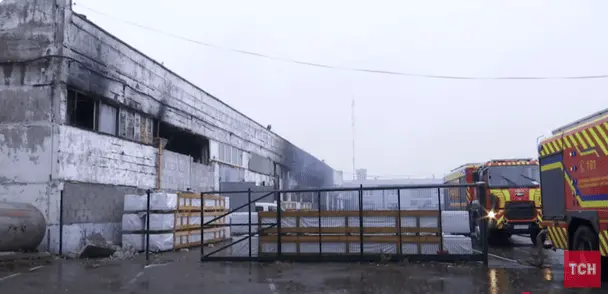 Ховався під фурою: у Дніпрі рятують далекобійника, який отримав травми під час атаки "Шахедів"
