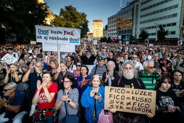 Тисячі людей в Словаччині вийшли на протести проти друга Кремля Фіцо
