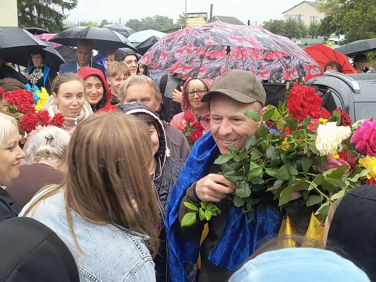 Усією громадою на Вінниччині зустріли воїна, який понад рік був у полоні