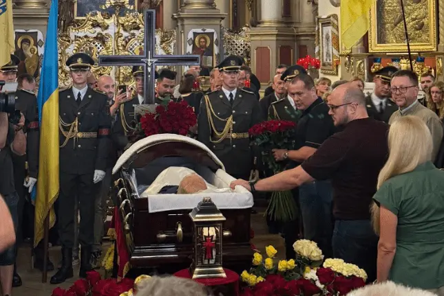 Другу добу до собору Святого Юра у Львові йдуть люди попрощатися з Андрієм Парубієм