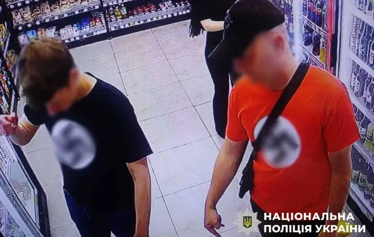 Двох чоловіків, які ходили в нацистських футболках у Києві, затримали. Ними виявилися іноземці