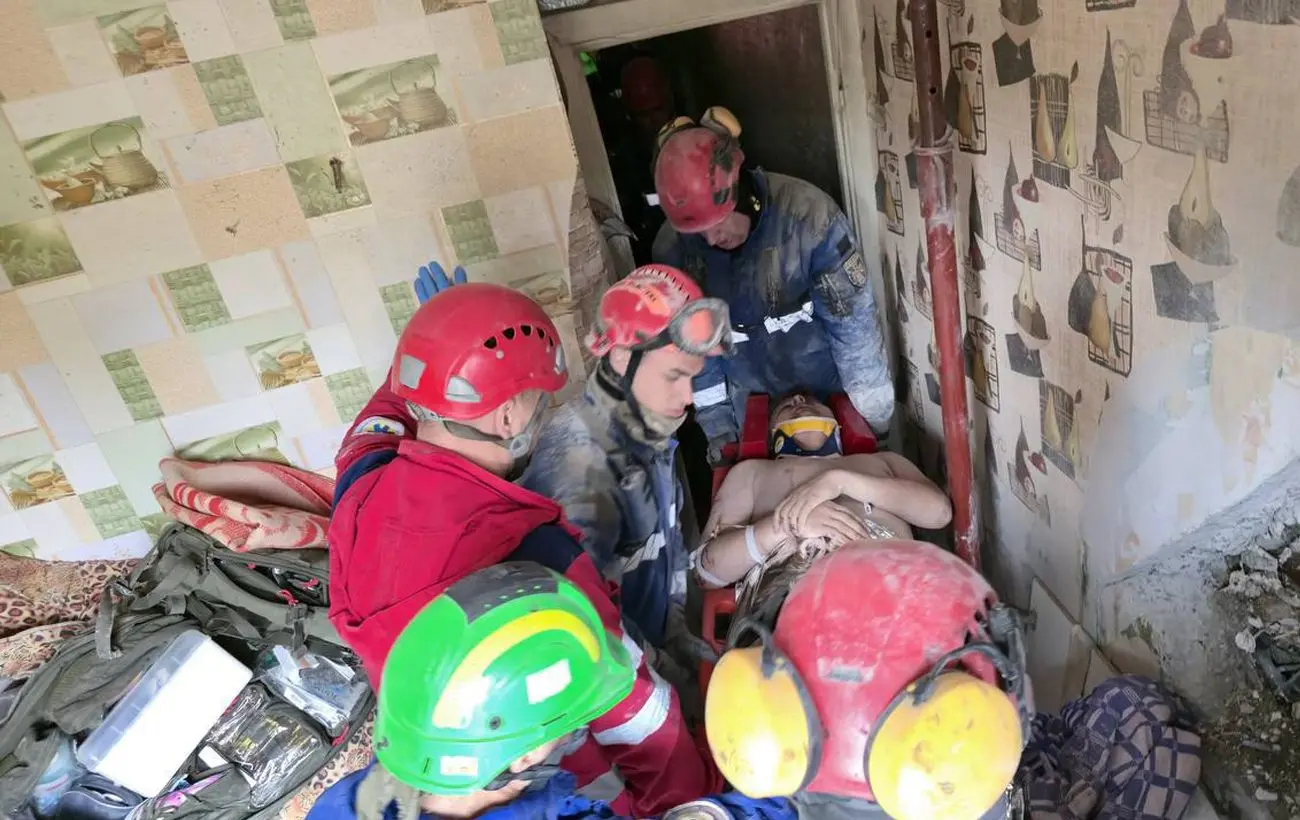 Живий! Рятувальники показали врятованого з-під завалів чоловіка в Києві