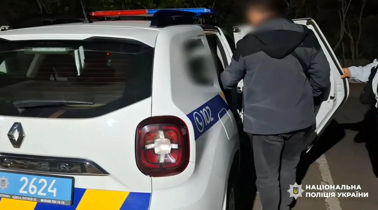 Розбій у Білгороді-Дністровському: двоє в масках напали на підлітка та викрали з квартири прикраси на півмільйона