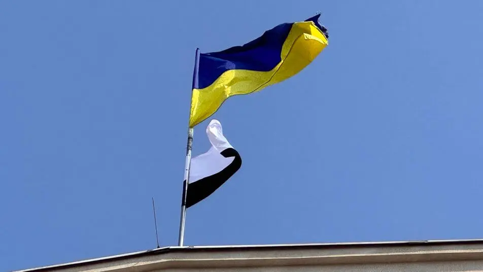 У Дніпрі на залізничному вокзалі підняли Прапор Надії на знак підтримки полонених та зниклих безвісти
