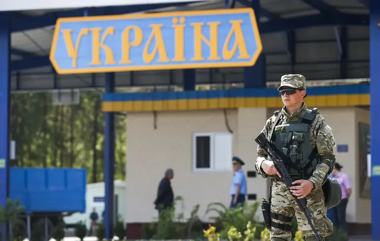 Виїзд за кордон: чи дозволений він юнакам до 18 років