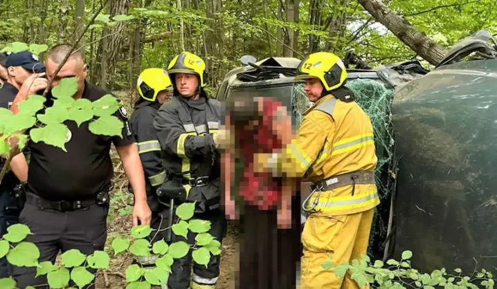 ДТП у Сторожинці: рятувальники вирізали постраждалих з автівки