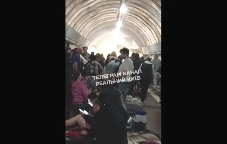 Через повітряну атаку в Києві горять кіоски та станція метро