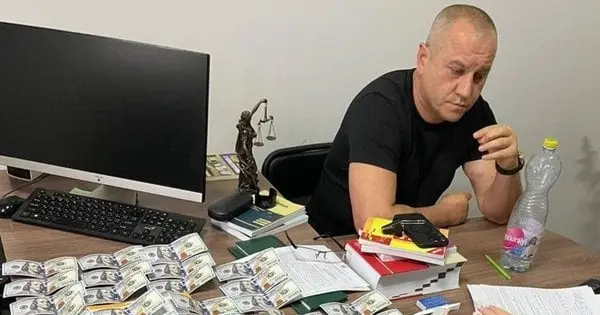 Кадровика Закарпатської обласної дитячої лікарні затримали на хабарі від ухилянтів