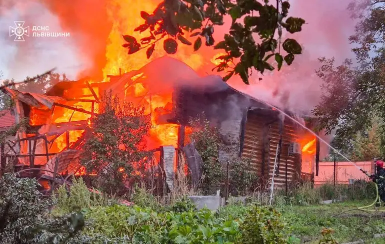 У Львові загинула людина, а постраждалих стало більше. З'явилися фото наслідків обстрілу