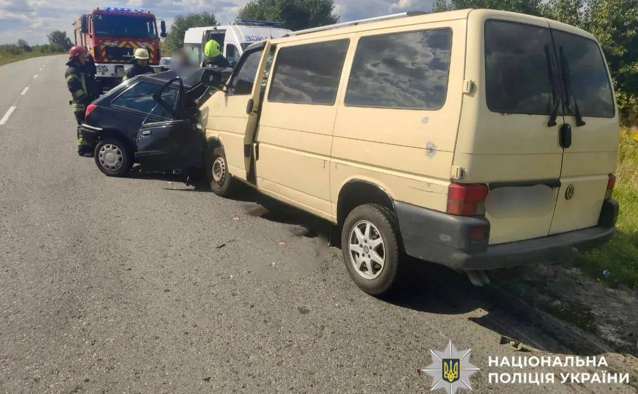 Під Києвом водійка на Ford Fiesta протаранила мікроавтобус і загинула