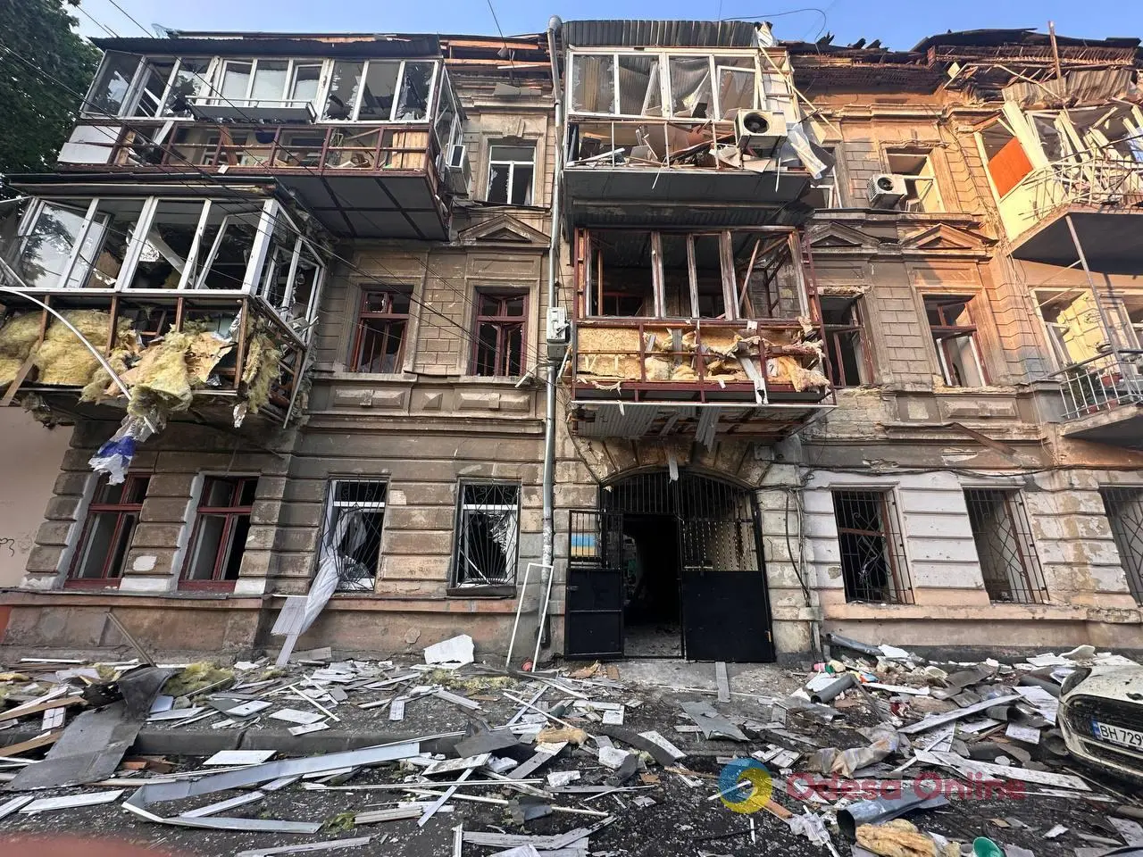 Пошкоджені житлові будинки, станція «екстренки» та пологовий: фоторепортаж та свідчення очевидців з місця нічної атаки РФ по Одесі