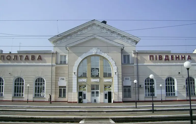 У Полтаві внаслідок удару РФ пошкоджені головний та приміський залізничні вокзали