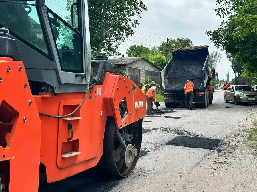 У селах біля Вінниці ремонтують дороги на центральних вулицях