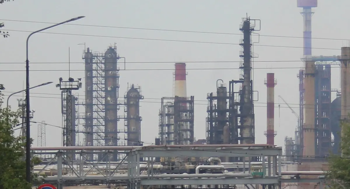 Генштаб подтвердил поражение двух НПЗ, нефтебазы и завода "Электроприбор"