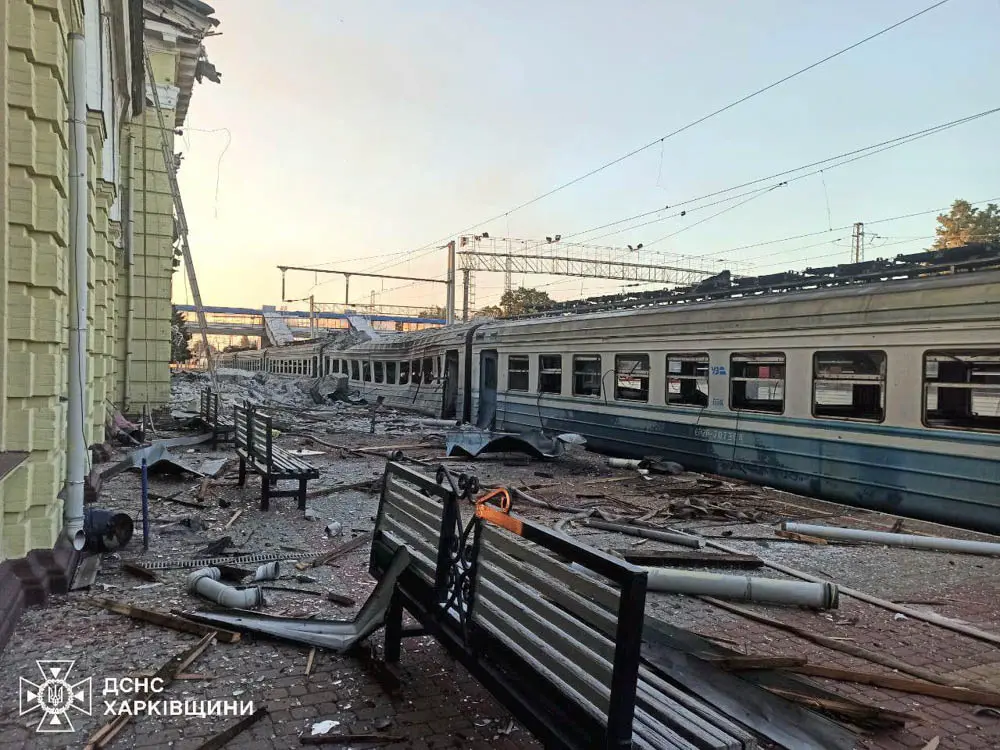 ДСНС показала наслідки нічного обстрілу Лозової (фото)