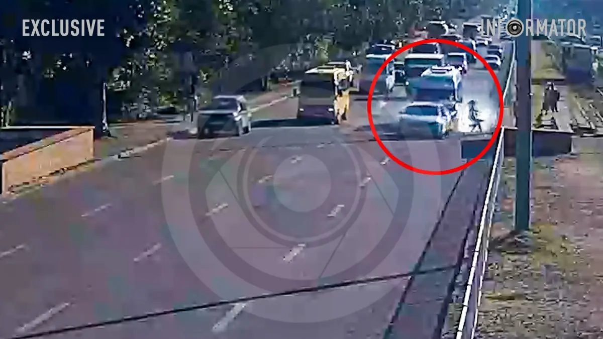 Відео моменту ДТП: у Дніпрі на Донецькому шосе Mercedes влетів у Hyundai, який пропускав пішохода