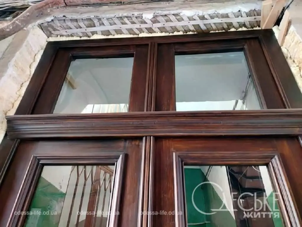 В Одесі повернули до життя старовинні двері, що пережили пожежу і століття (фото)