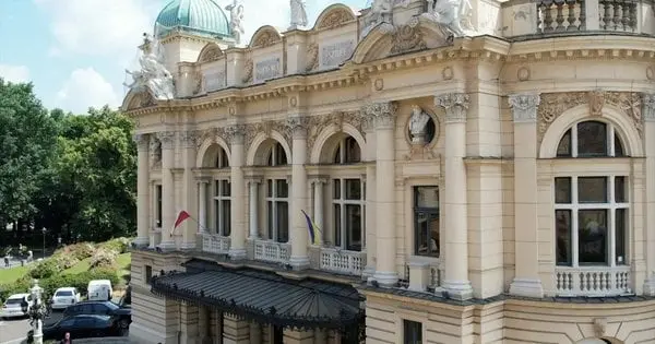 У Польщі затримали тіктокера, який зірвав український прапор із будівлі театру