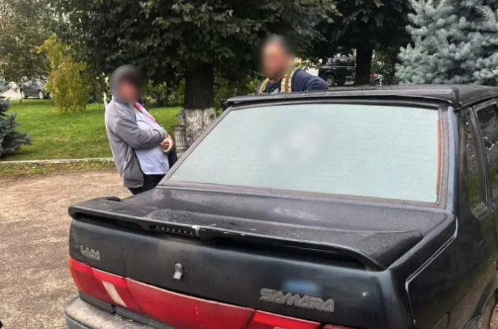 У Колінківцях чоловік викрав із подвір’я легковик «Лада 2115»