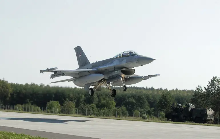 Польща підписала мільярдний контракт на модернізацію F-16