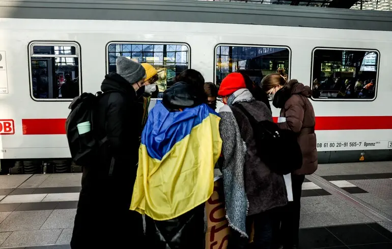 Українським біженцям у Польщі скоротили виплати: Сейм ухвалив відповідний закон