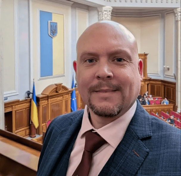 Британського депутата звинувачують у домаганнях до української перекладачки
