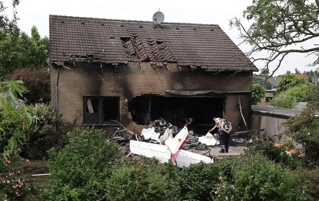У Німеччині спортивний літак врізався у будинок: загинула 71-річна пілотеса і мешканець