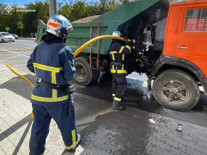 У Чернівцях загорівся КАМАЗ: пожежу ліквідували