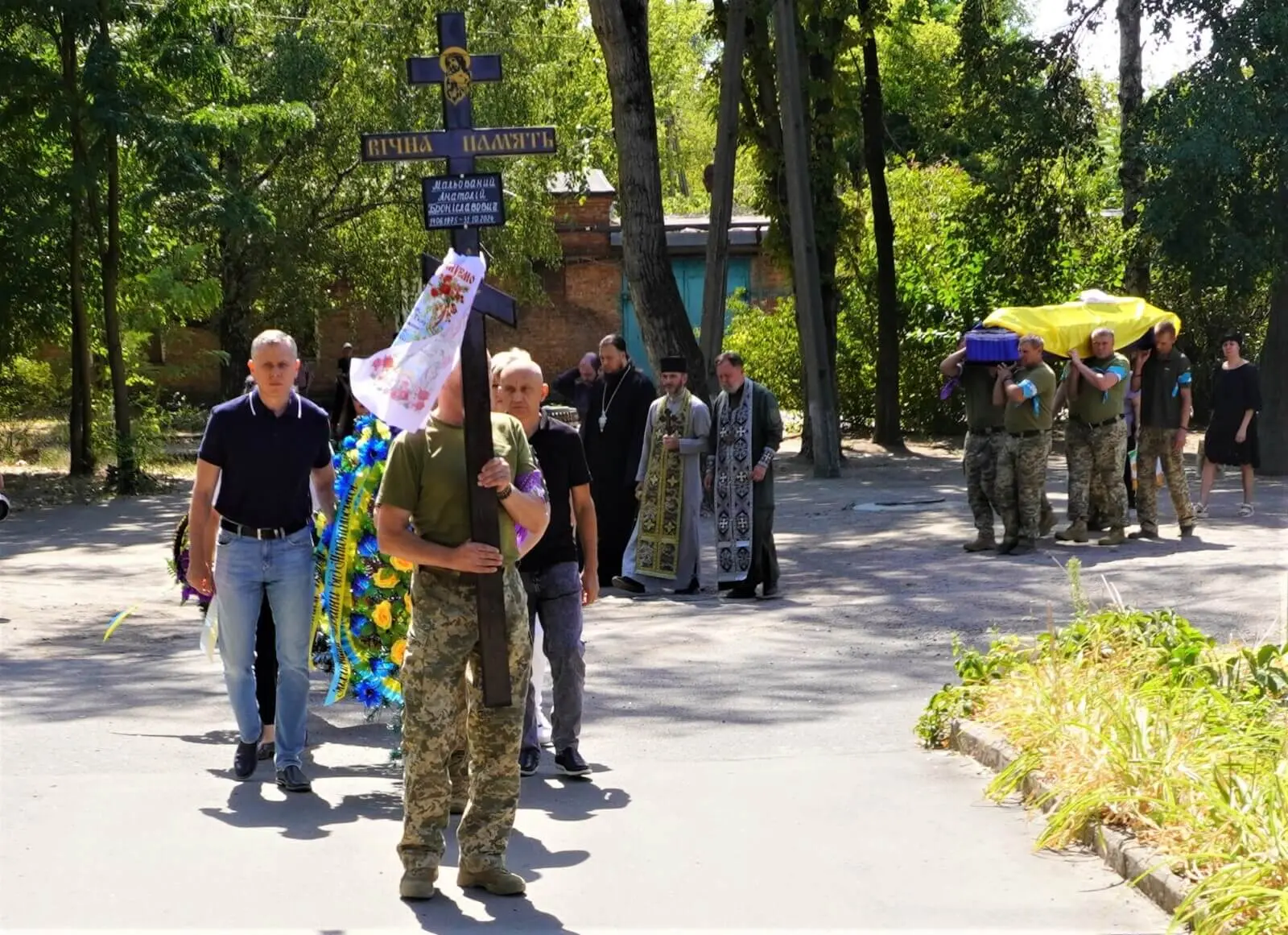 Залишилися три доньки: у Нікополі попрощалися з Героєм, який довгий майже рік вважався зниклим безвісти