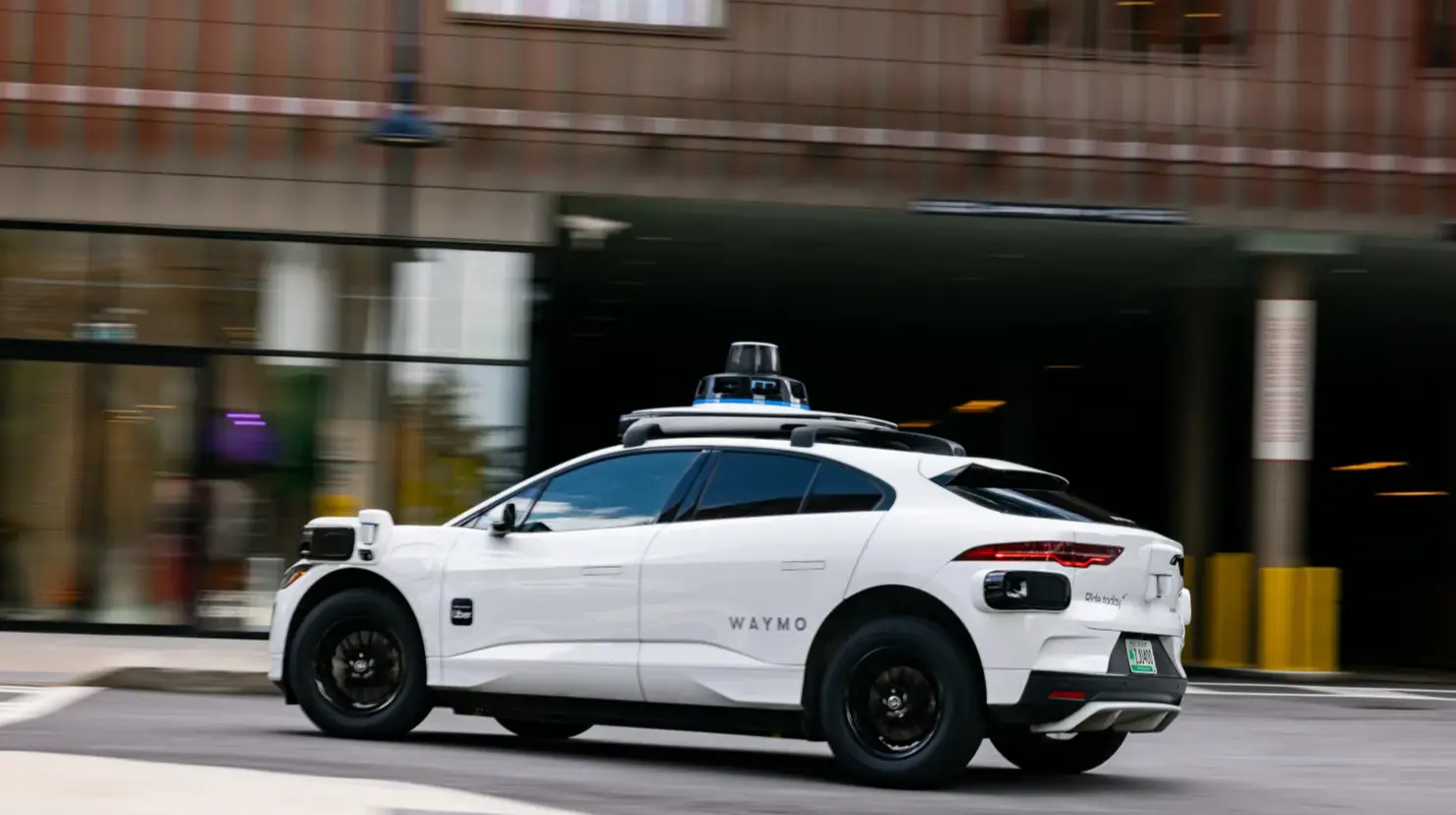 Tesla змушена наздогнати Waymo та інших конкурентів – CNBC