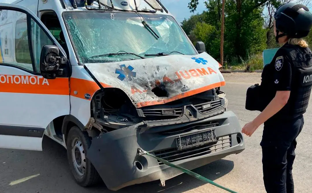 На Харківщині російський дрон поцілив в автомобіль швидкої, є поранені