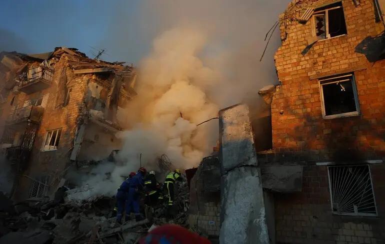 У Києві вже двоє загиблих дітей, а під завалми можуть залишатися люди: фото та відео наслідків обстрілу