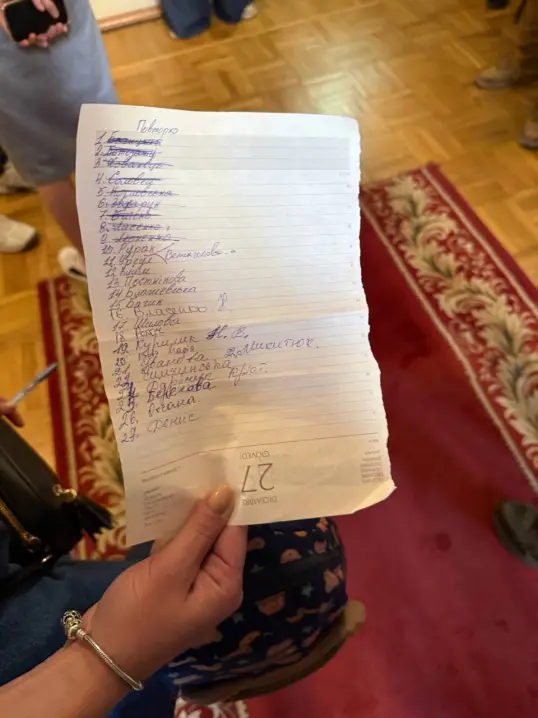 Ажіотаж у чернівецькому РАЦСі. Люди з ранку стоять у черзі за послугами