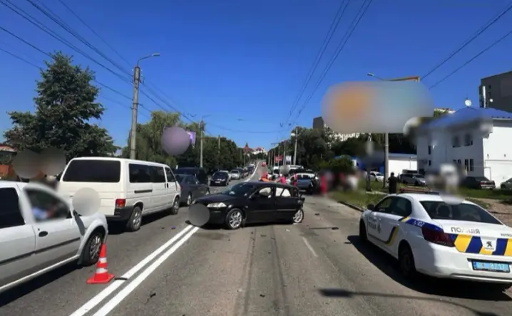 На частині Героїв Майдану повністю перекрито рух. У Чернівцях сталася ДТП з потерпілими