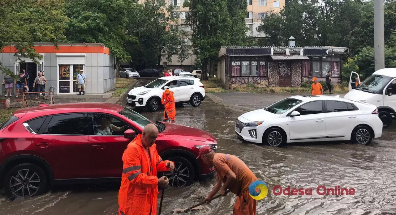 Одесу заливає, транспорт стоїть (оновлено)