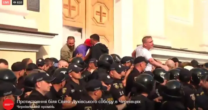 Віряни УПЦ намагаються розрізати двері собору болгаркою