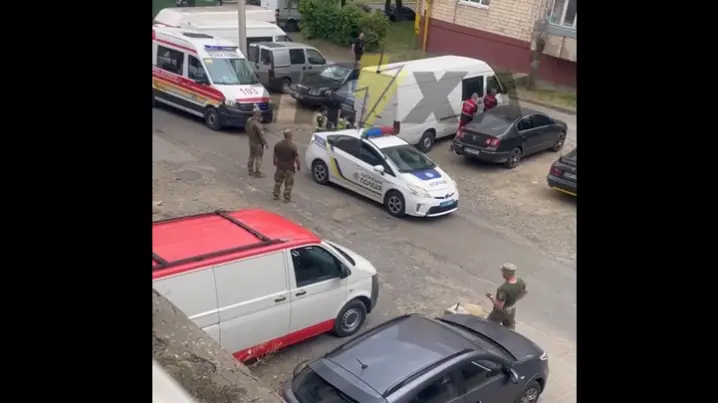 На вулиці Скальда сталася різанина: поранений чоловік зачинився у авто