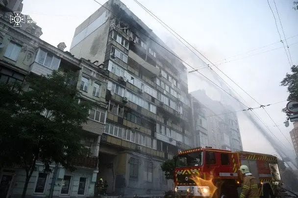 Вкрадене дитинство: в Києві малюк спав на лавці, поки батьки розбирали завали їхнього будинку