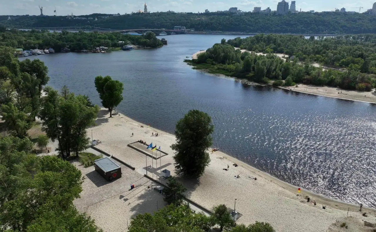 У «Плесі» розповіли, чому влітку відпочивальників на пляжах столиці було значно менше, ніж минулого року