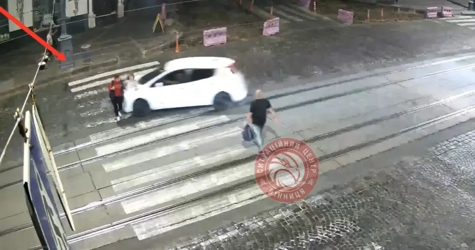 Ввечері у центрі Вінниці водій Nissan збив двох дівчат на пішохідному переході