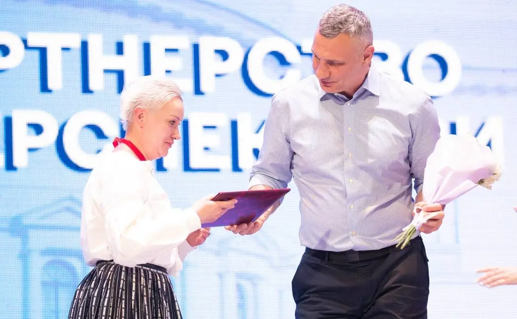 Віталій Кличко вручив відзнаки кращим освітянам на серпневій педагогічній конференції