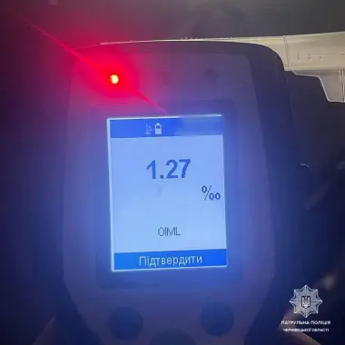 У Чернівцях патрульні в комендантську годину затримали п’яного водія на скутері