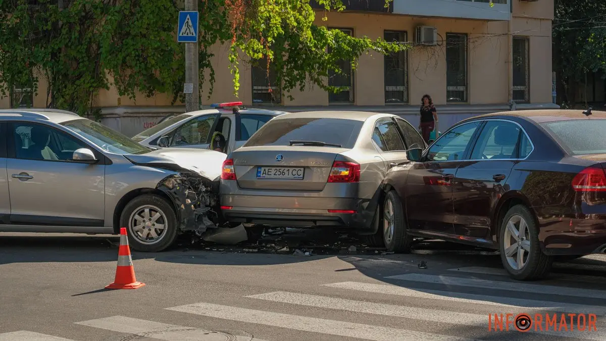 У Дніпрі на Ярослава Мудрого зіштовхнулись Renault, Volkswagen та Skoda
