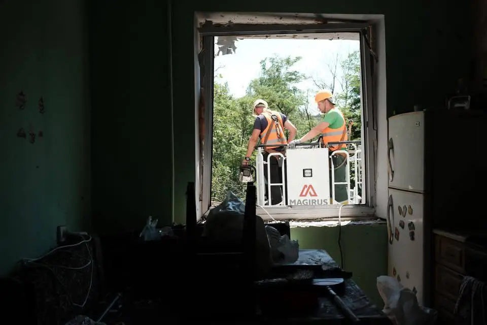 Небайдужі чернівчани долучилися до ліквідації наслідків ворожої атаки — допомагали жителям пошкодженої багатоповерхівки