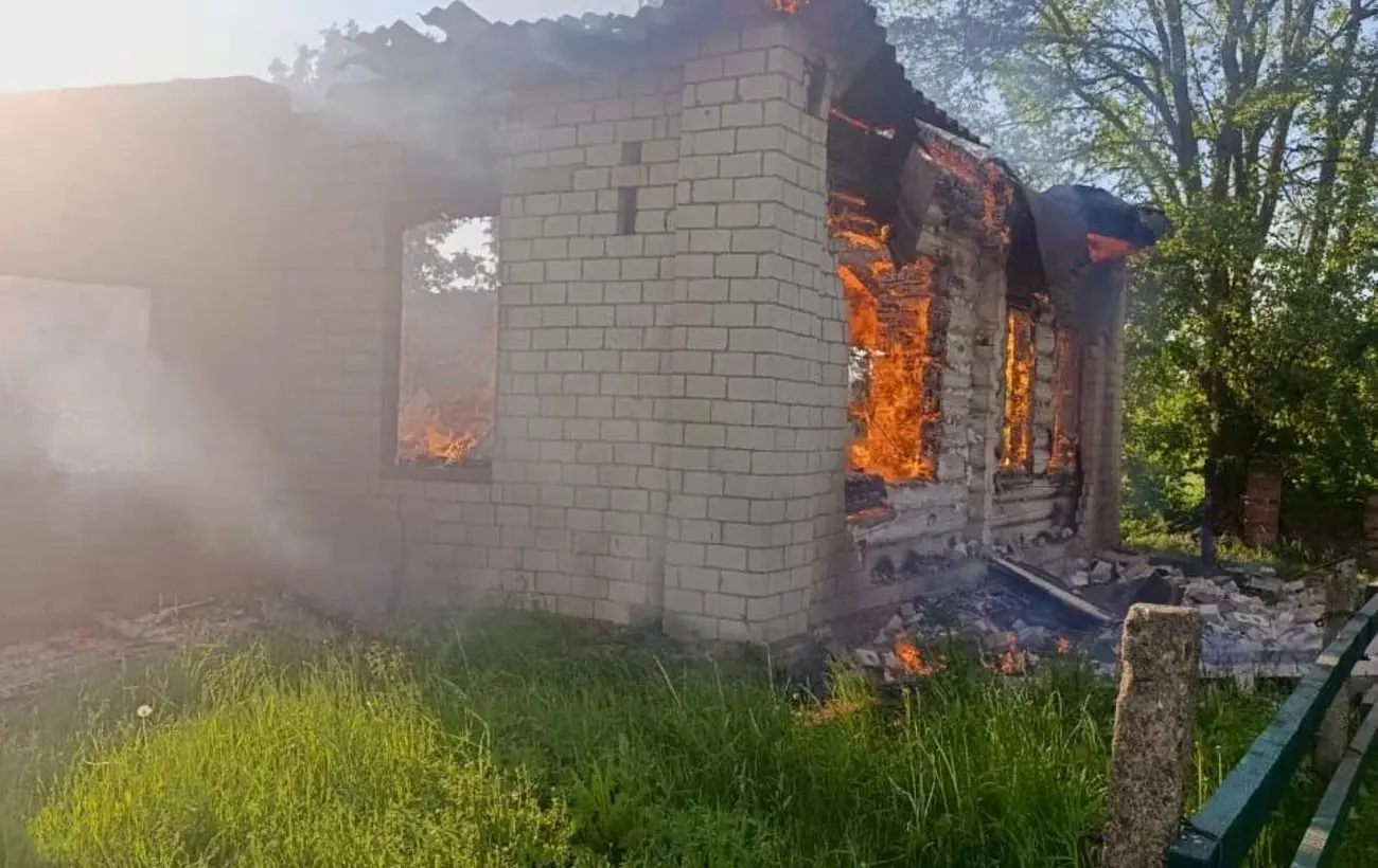 Росіяни скинули вибухівку з дрона біля магазину у Семенівці: є поранені (фото)