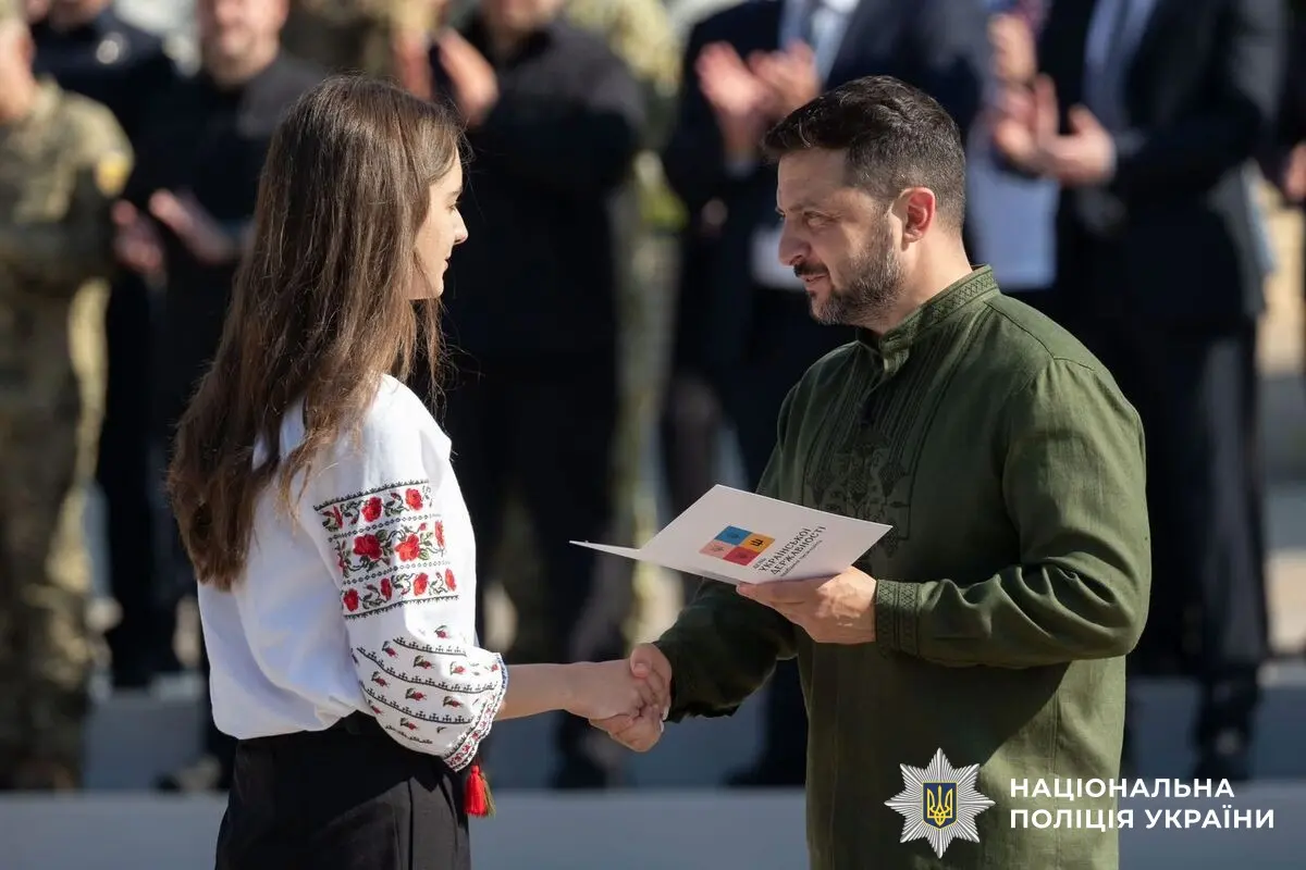 Президент вручив паспорт доньці вінницької поліцейської