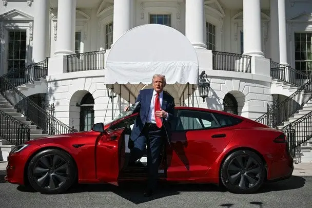 Трамп хоче позбутися автомобіля Tesla, який він купив у Маска