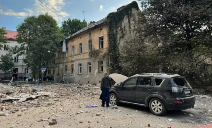 Російська атака на Львів: є жертви та руйнування
