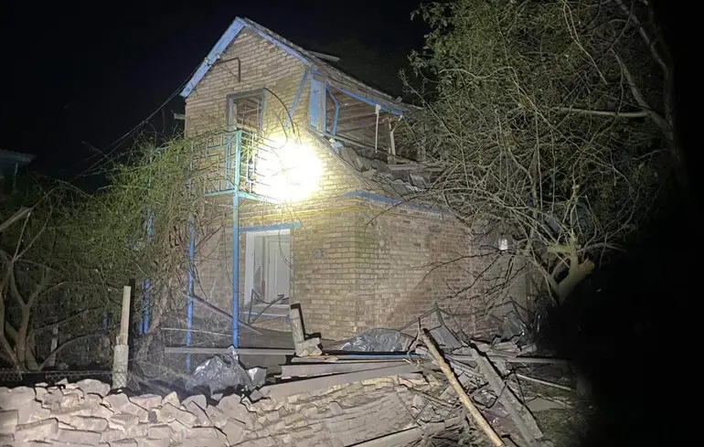 Через дронову атаку на Київщині спалахнули пожежі, є постраждалі: ОВА показала наслідки