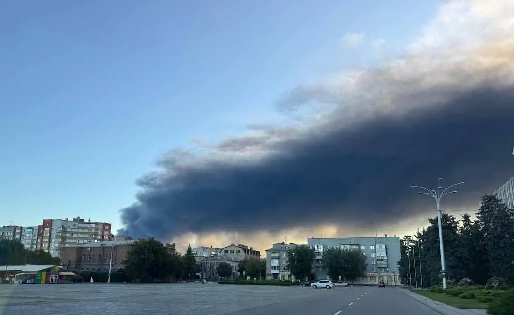 Війна, день 1273: масова атака в день переговорів і удари по НПЗ